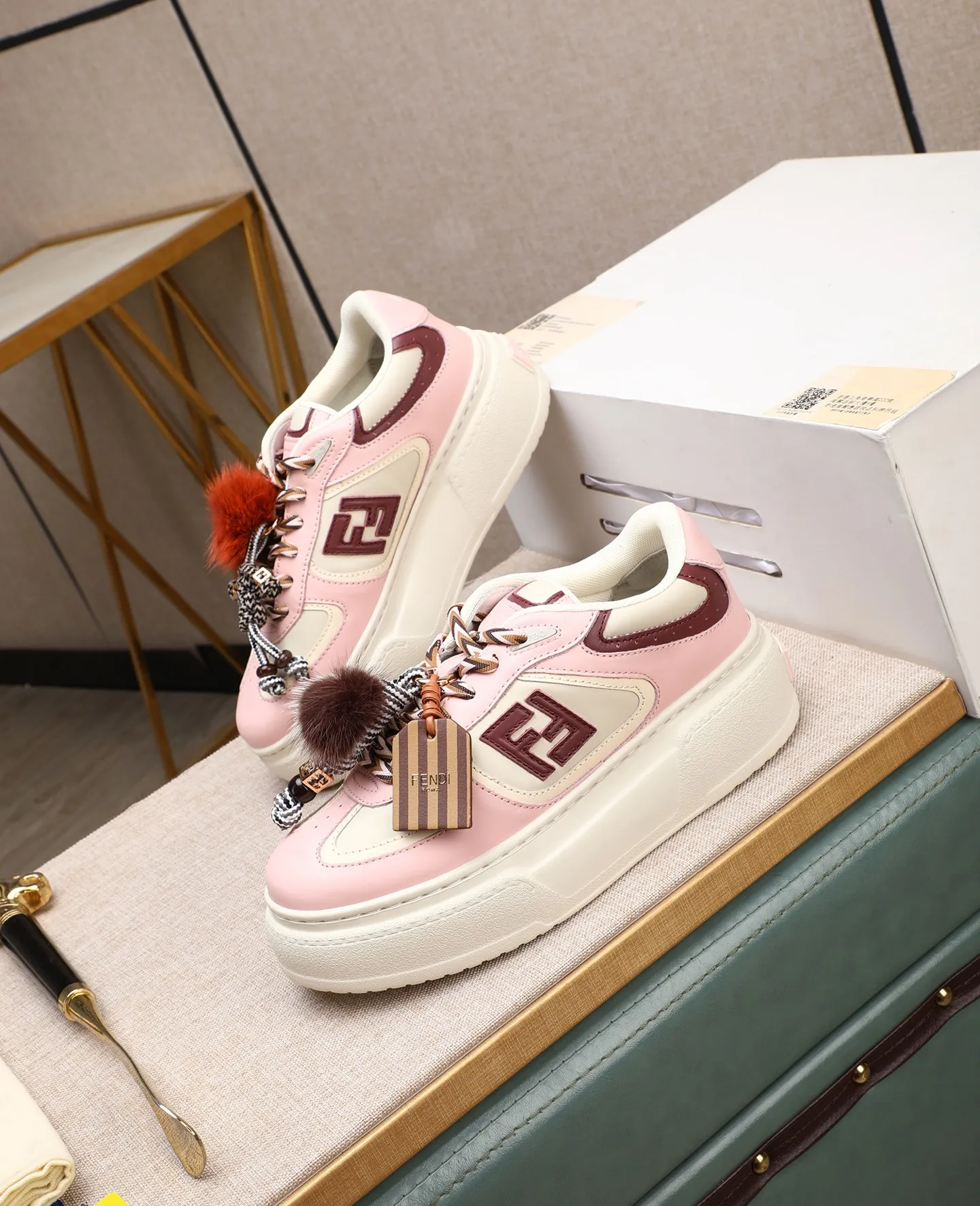 Men's shoes 💰740 Top quality Fendi Match series 25 latest colors Pendant thick sole lace casual FENDI Match lace. Made of light pink leather with white and ocher brown details. Contrast leather FF appliqué on the sides and hiking laces in white, pink and ocher brown. Thick rubber sole with oversized embossed FENDI lettering on the heel. Metal ring charm on the tongue: A small braided doll with contrasting mink fur details and gold metallic FF on the right shoe. The left shoe features a braided cord with contrasting mink double pom poms, metallic FF beads, and Pequin print pattern and logo. Upper: Original custom-made imported first-layer cowhide. Inner lining: Imported custom-made breathable mesh lining. Sole: Original open-molded ultra-light foam material. Bottom thickness: 5CM. Number of yards: women's 35-40 (custom-made 40 non-refundable).